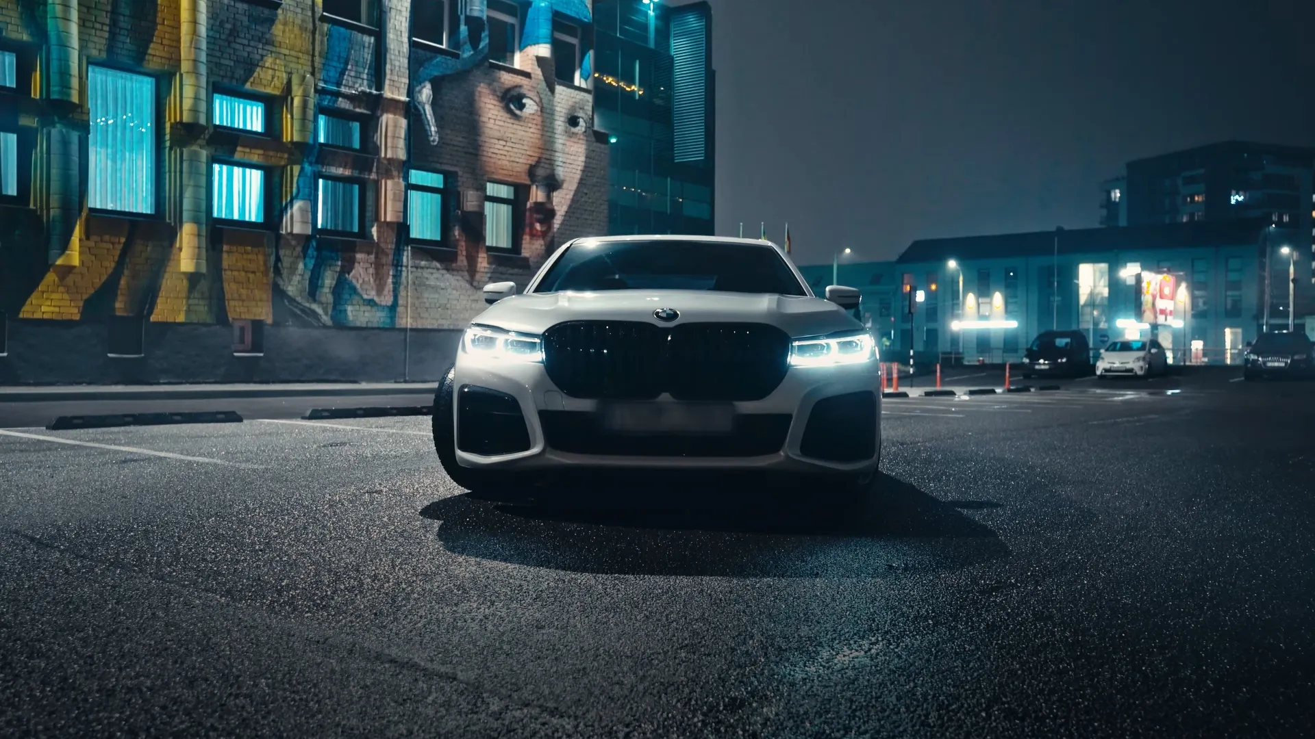 Thumbnail of BMW 750 front view showcasing luxury design, grille, headlights, and car styling